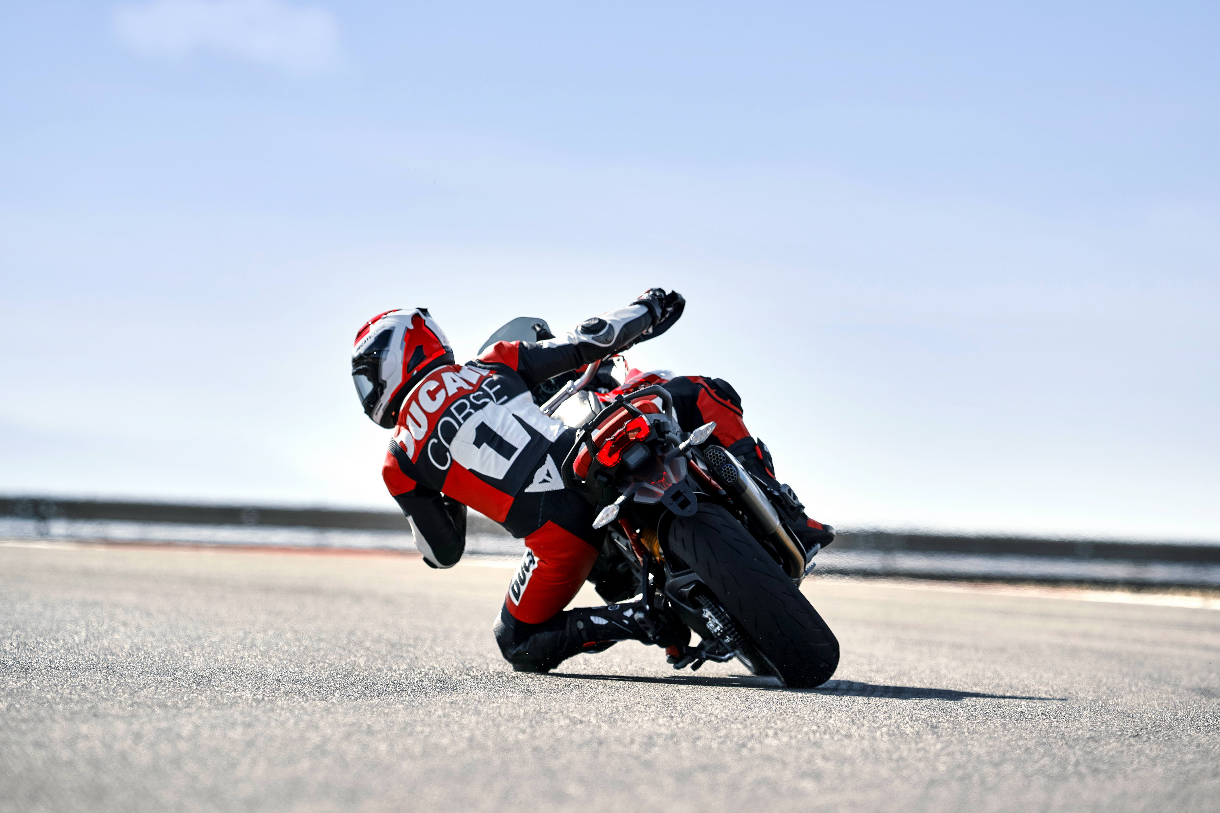 杜卡迪 2022 Multistrada V4 派克峰版 户外特写