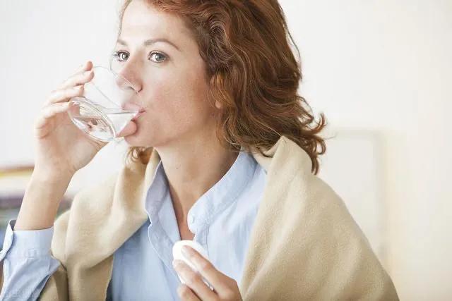 每天喝2升水一个月后变化，水喝多时身体在发生什么变化？