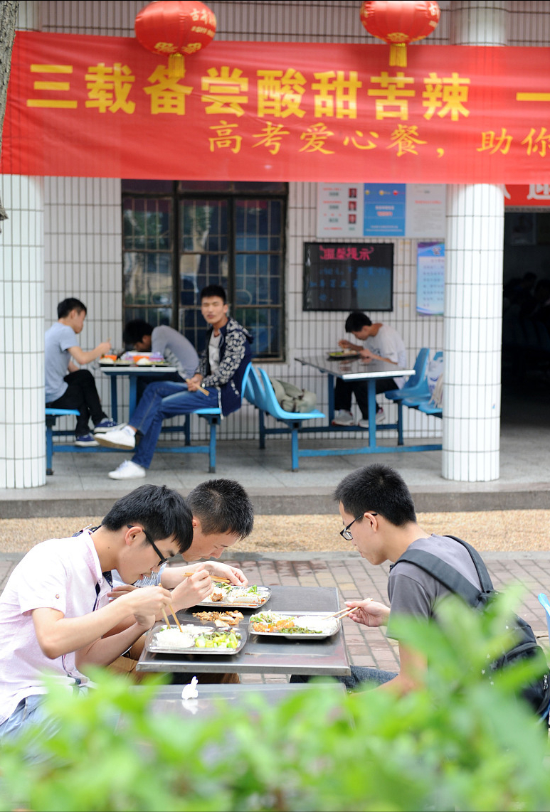 高考期间，饮食很重要，在外就餐牢记“4看3不吃”，以免吃坏肚子