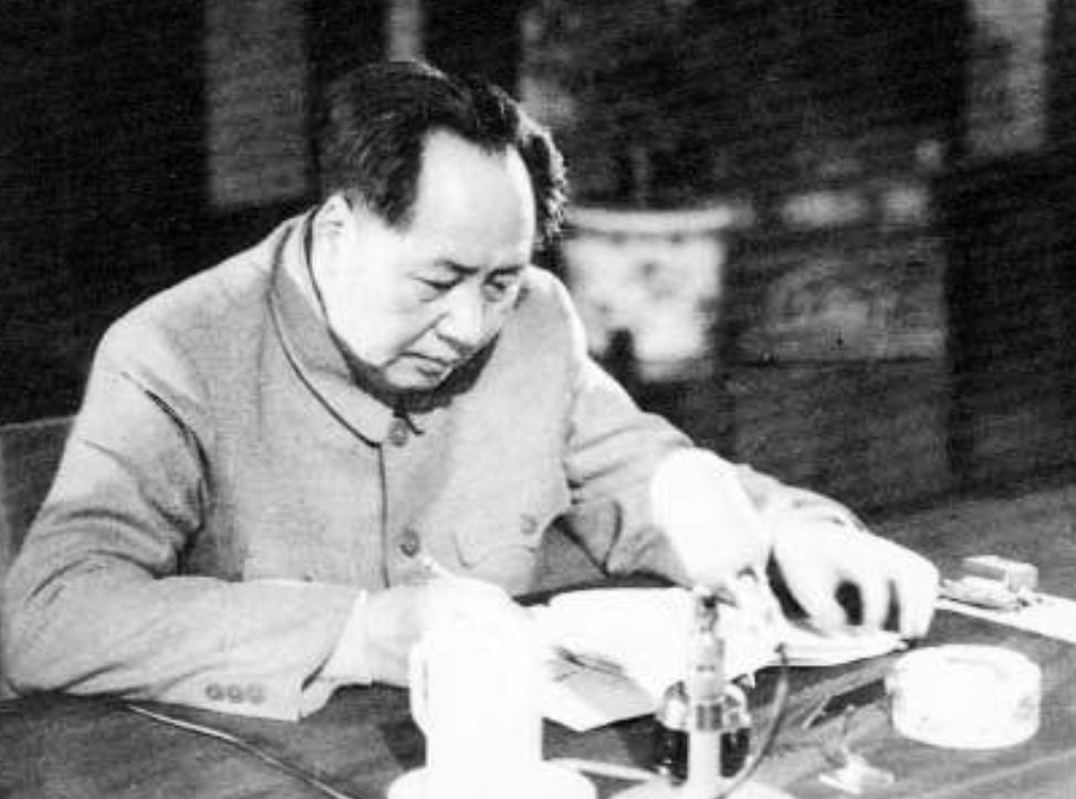 建国后中央禁止持枪见主席，王震是个例外，主席：别拿原子弹就行