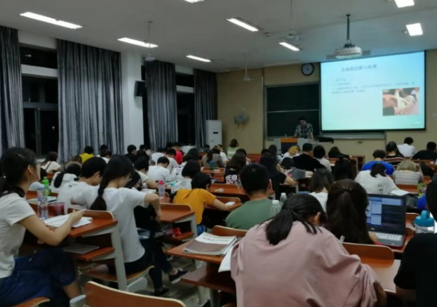 大学生不会数学题，无奈请教某宝“客服”，大学生：当客服屈才了