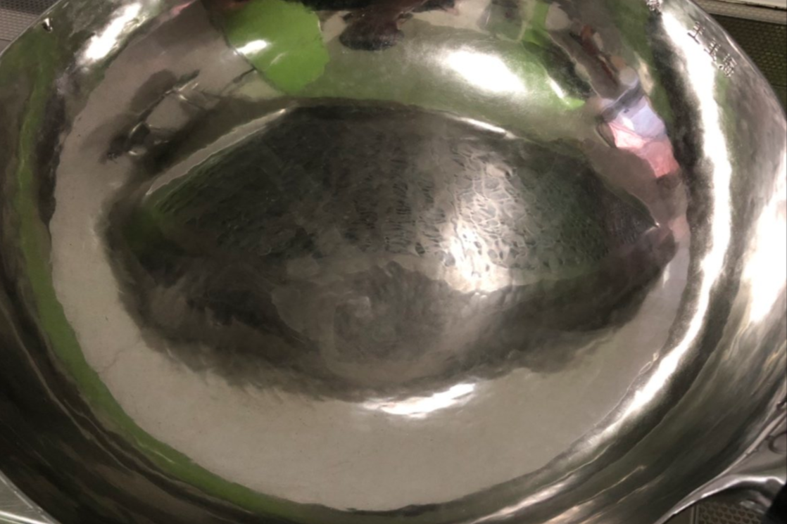 厨师长分享开锅的过程，只需一块猪皮，轻松搞定，再也不怕粘锅了