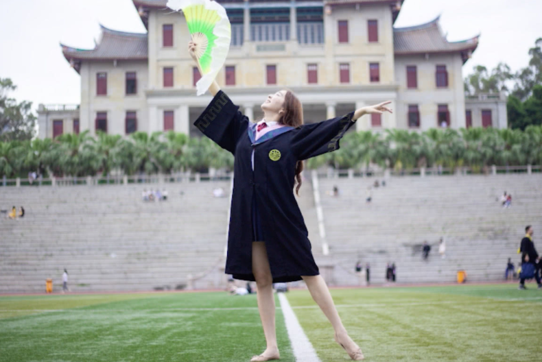 大学生带女朋友回家，当晚明目张胆同居一室，家长表示接受不了