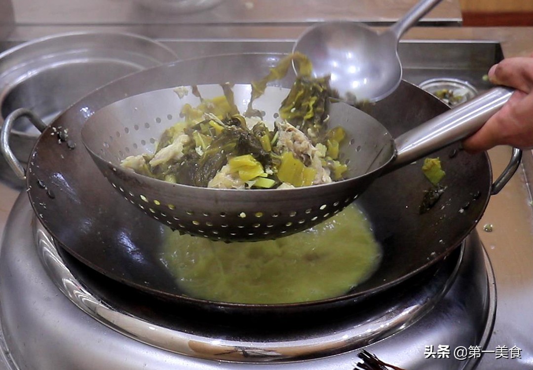酸菜鱼最简单好吃的做法，鱼片鲜嫩爽滑，在家也能做出饭店的味道