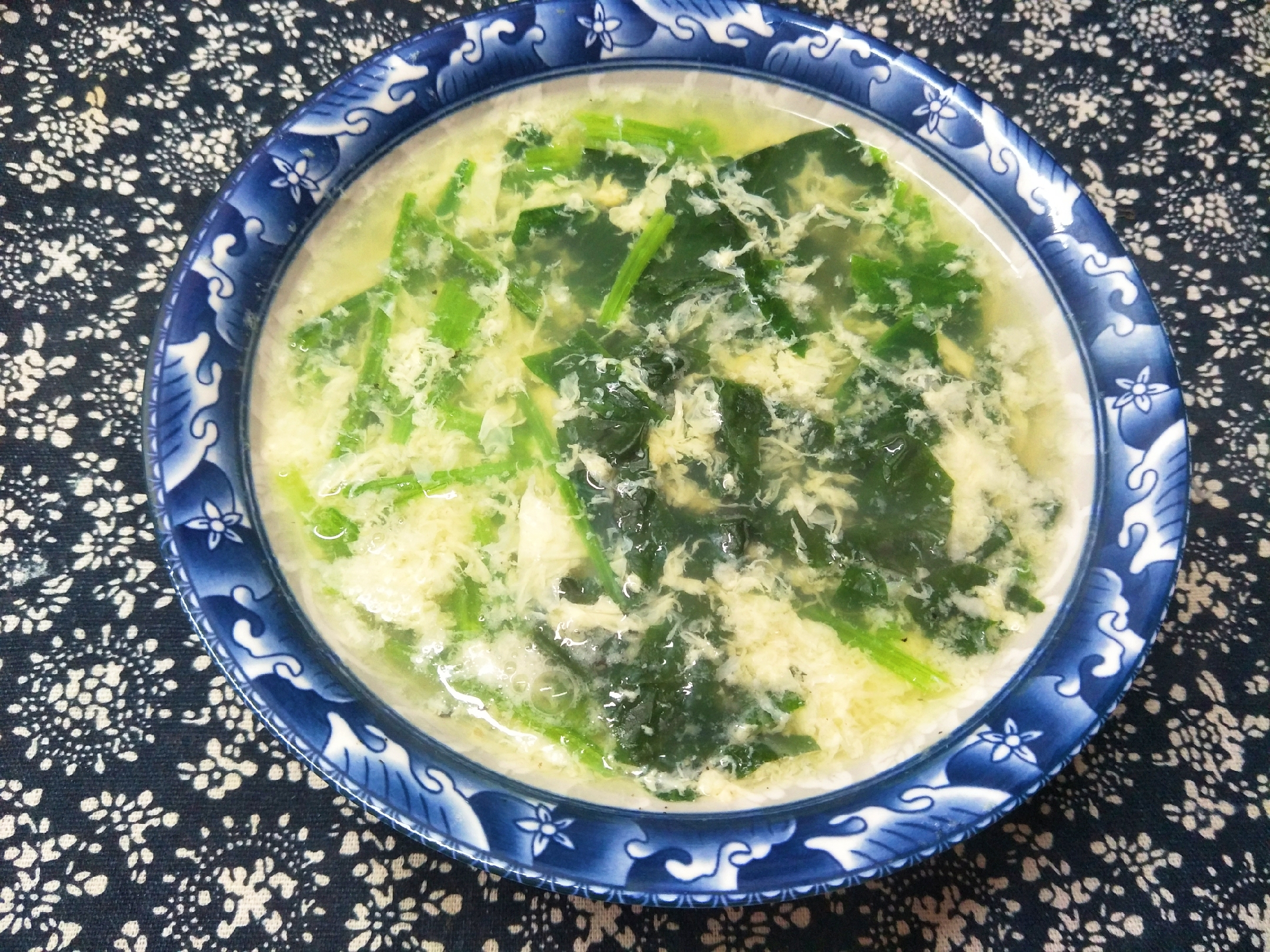 做菠菜汤时，到底要不要放锅炒？教你详细做法，菠菜汤翠绿好喝
