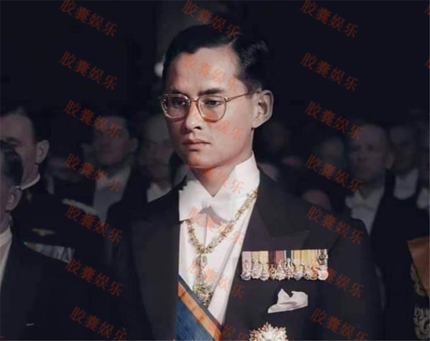 普密蓬从小帅到大，剑眉星眸如贵公子，后代为何都是“香肠唇”？