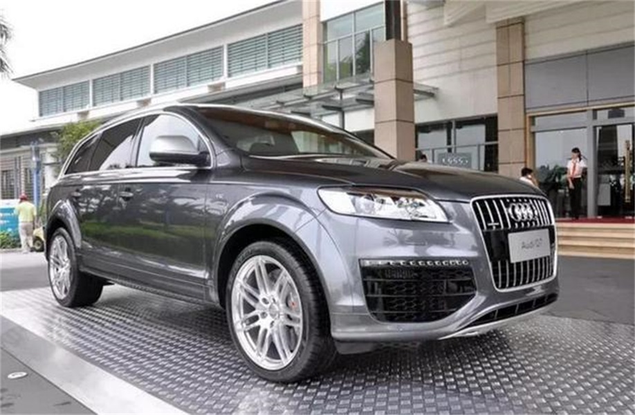 到店实拍奥迪Q7 V12柴油版，257万高等价位，扬言能拖动一架飞机