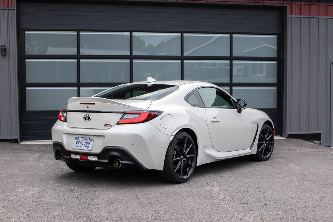 当坐进丰田gr 86车内之后,似乎并没有找到比稍早一些推出的斯巴鲁brz