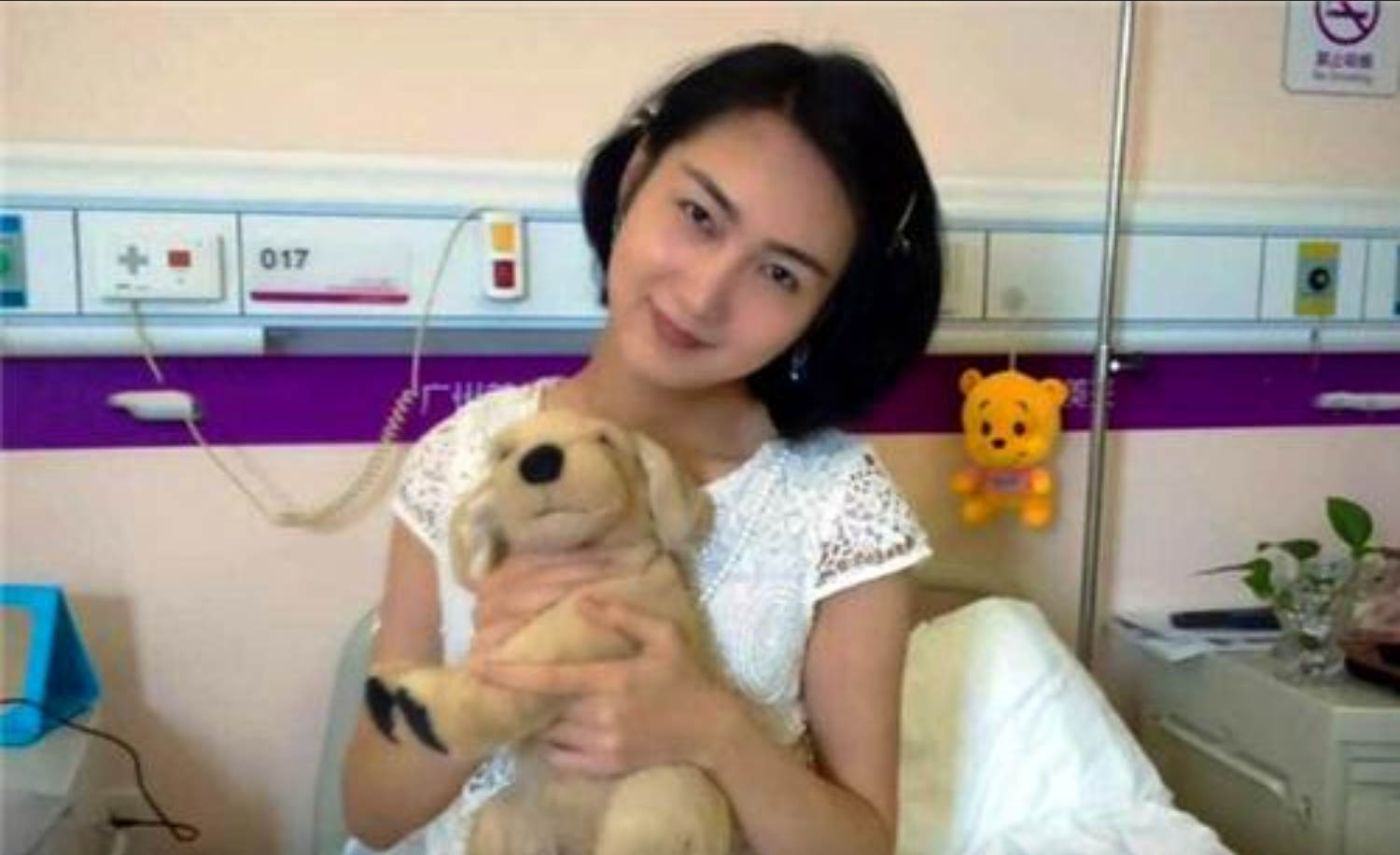 2005年，那个背母上学的男孩刘霆，10年后变性，还在选美比赛获奖