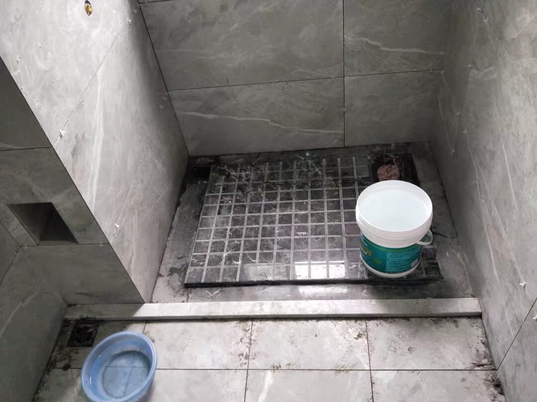 装了淋浴房，卫生间依然满地水？装修设计师：干湿分离没那么简单