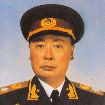 1959年，一名衣衫褴褛的农妇指着报纸上的陈毅元帅：我的郎君