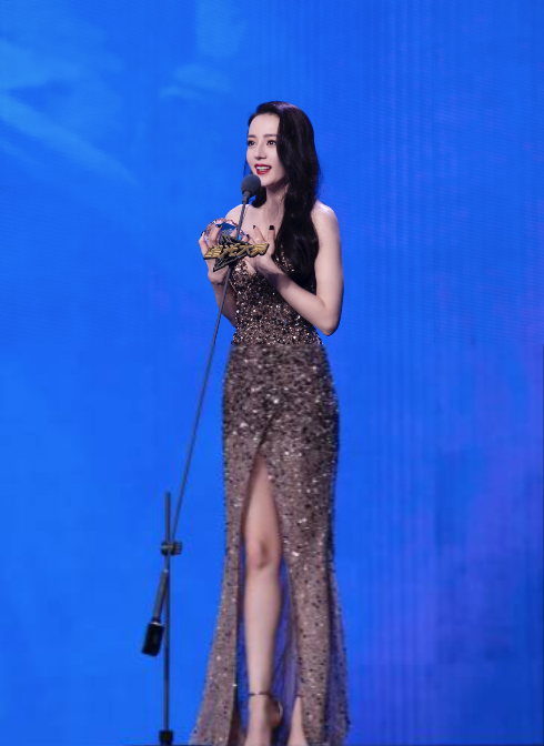 迪丽热巴高开衩长裙大秀身材,撩吊带魅惑诱人,网友:姐姐好会扭