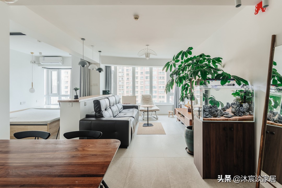 她家看着平淡，但简洁清爽，用窗帘隔出一间卧室，温馨且幸福