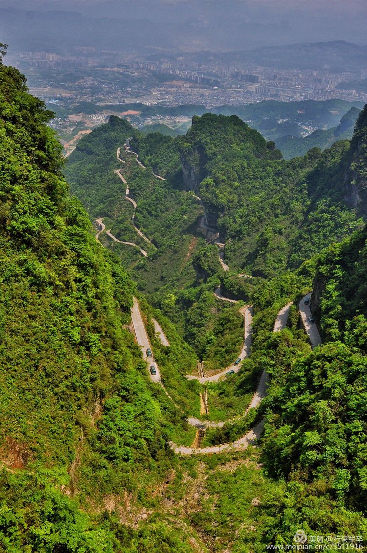 玉壶峰下松涛起，天界佛国掸尘埃！走遍千山万岭，唯天门山独有