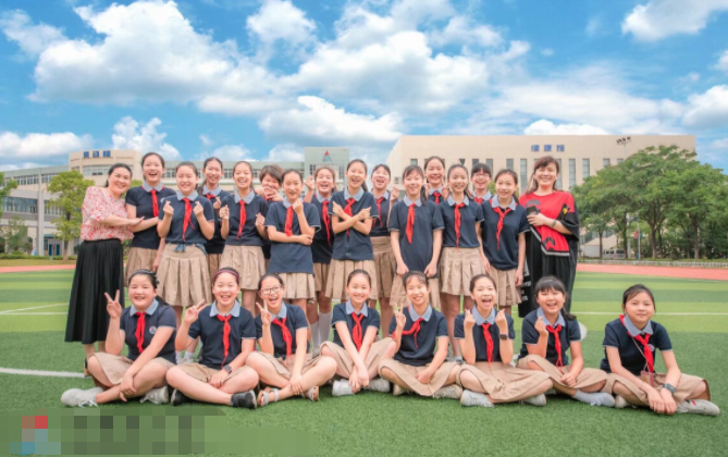 学生拍毕业照收费800元?家长代表:不差钱,校长谁给你的权利