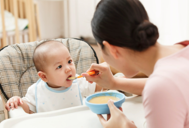 “厌奶期”的宝宝不肯吃奶，宁愿饿着自己，是哪里出了问题？