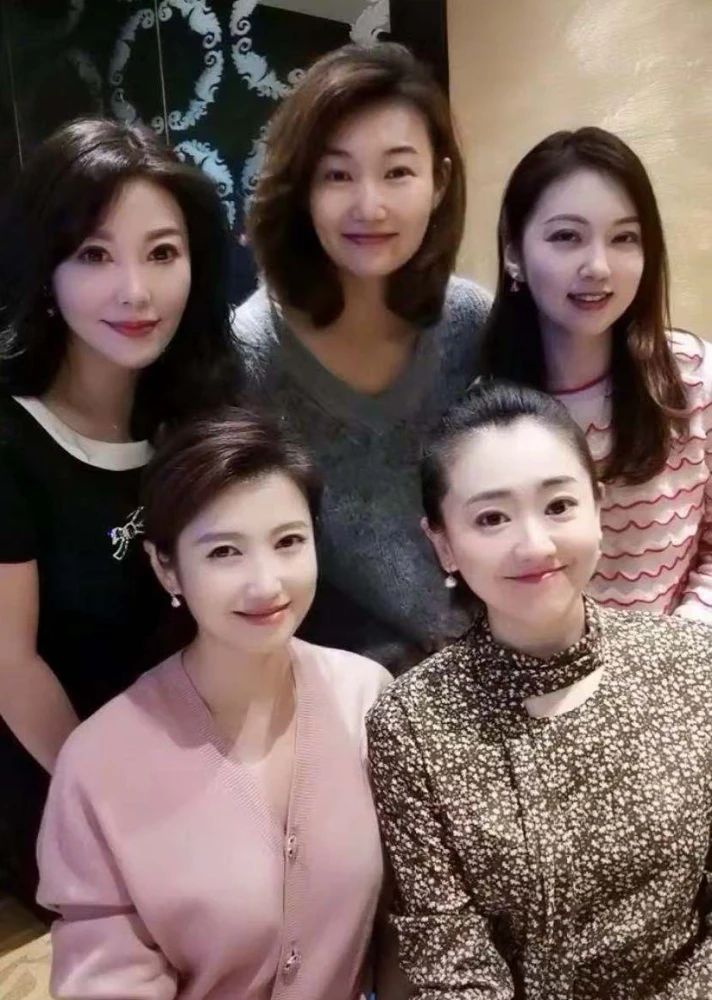 央视女主播逃不过的魔咒：大龄不婚？这10位女主持最大56最小已38