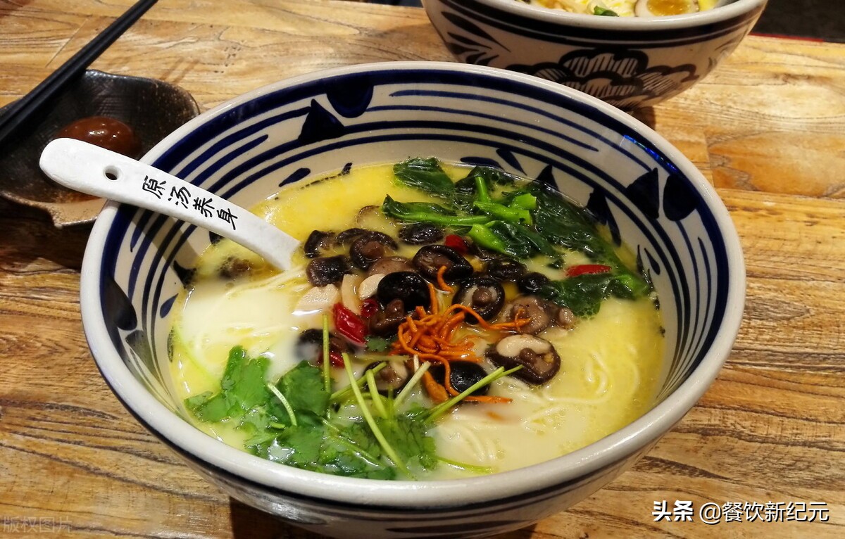 排队2小时，一碗面卖50元，日本拉面为何大家不愿意去吃了？