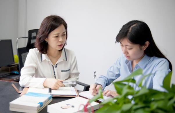 高校辅导员工资有多少？看到工资条后，才明白为啥导员这么吃香