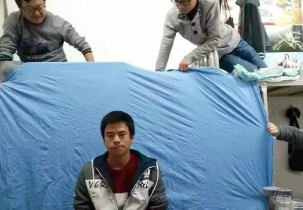 宿管老师查寝就像“开盲盒”，大学生们脑洞大开，让人意想不到