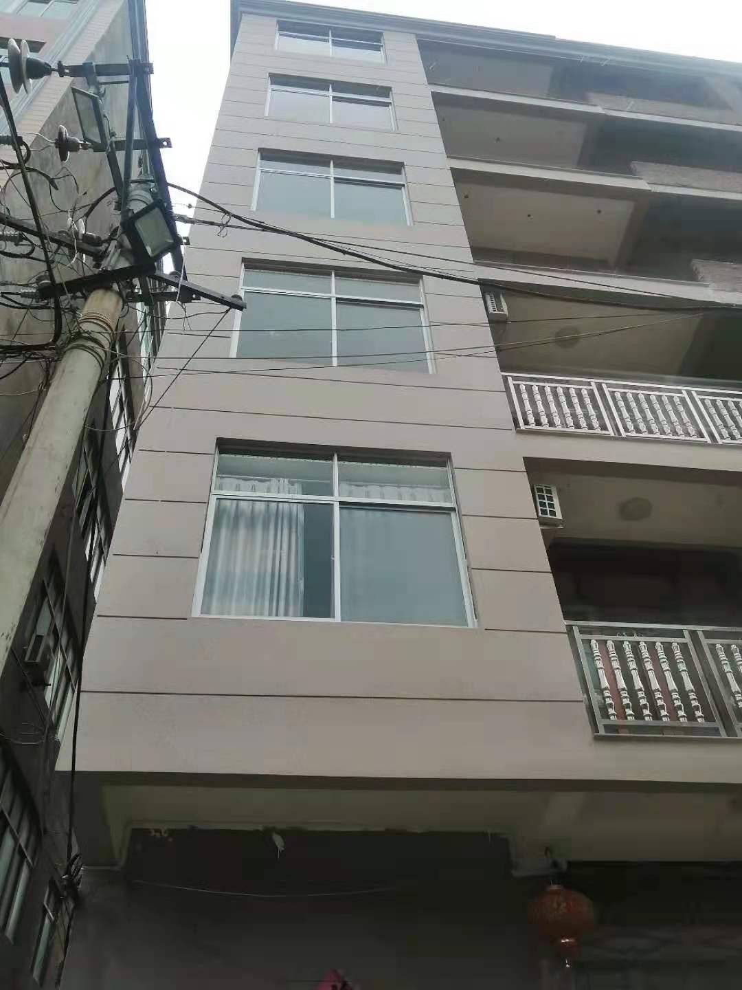 农村怪象：为何现在的自建房外墙不再贴瓷砖，而是选择喷真石漆？