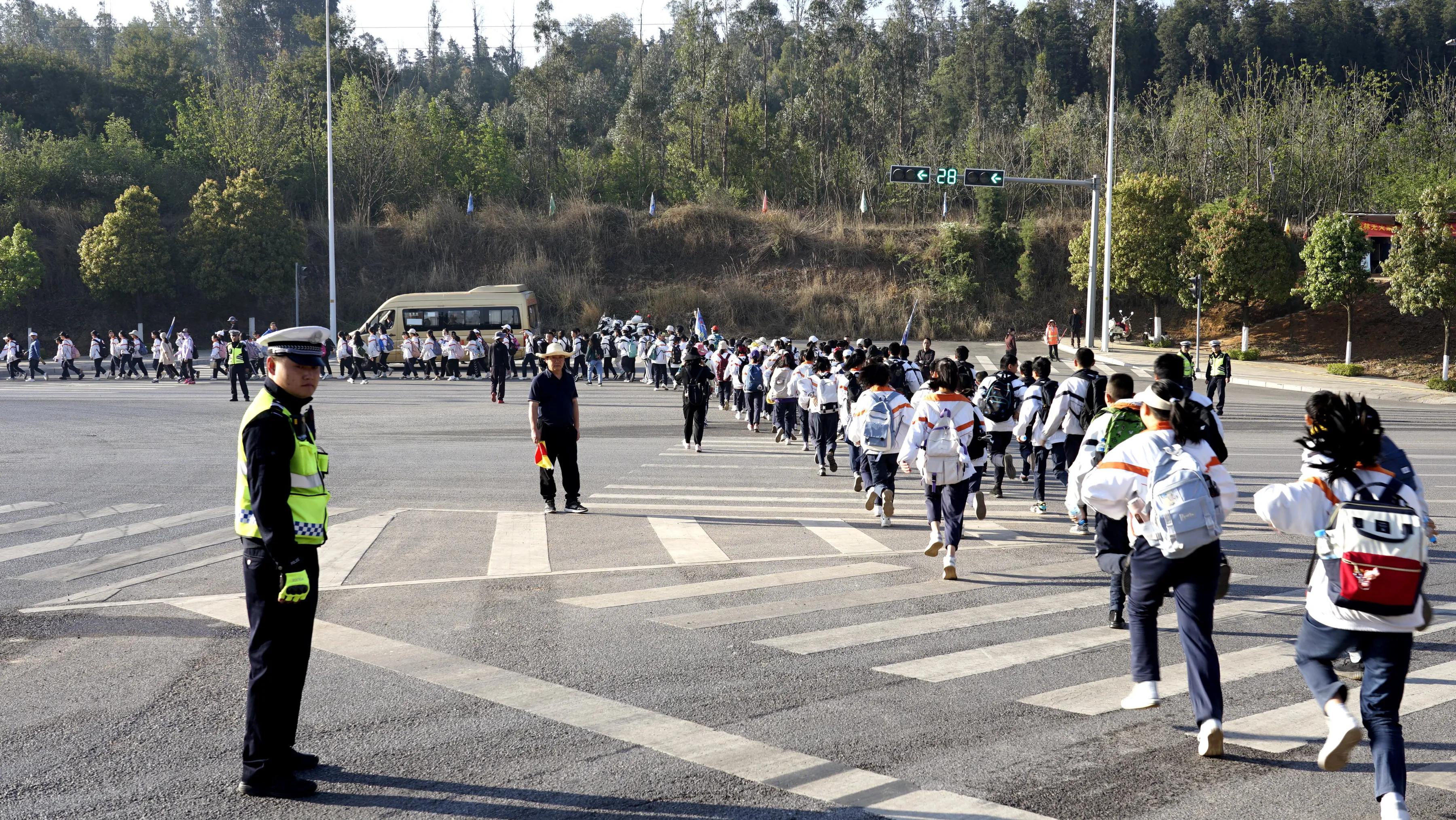 35里，昆钢一中学子用“脚”上了堂思政课