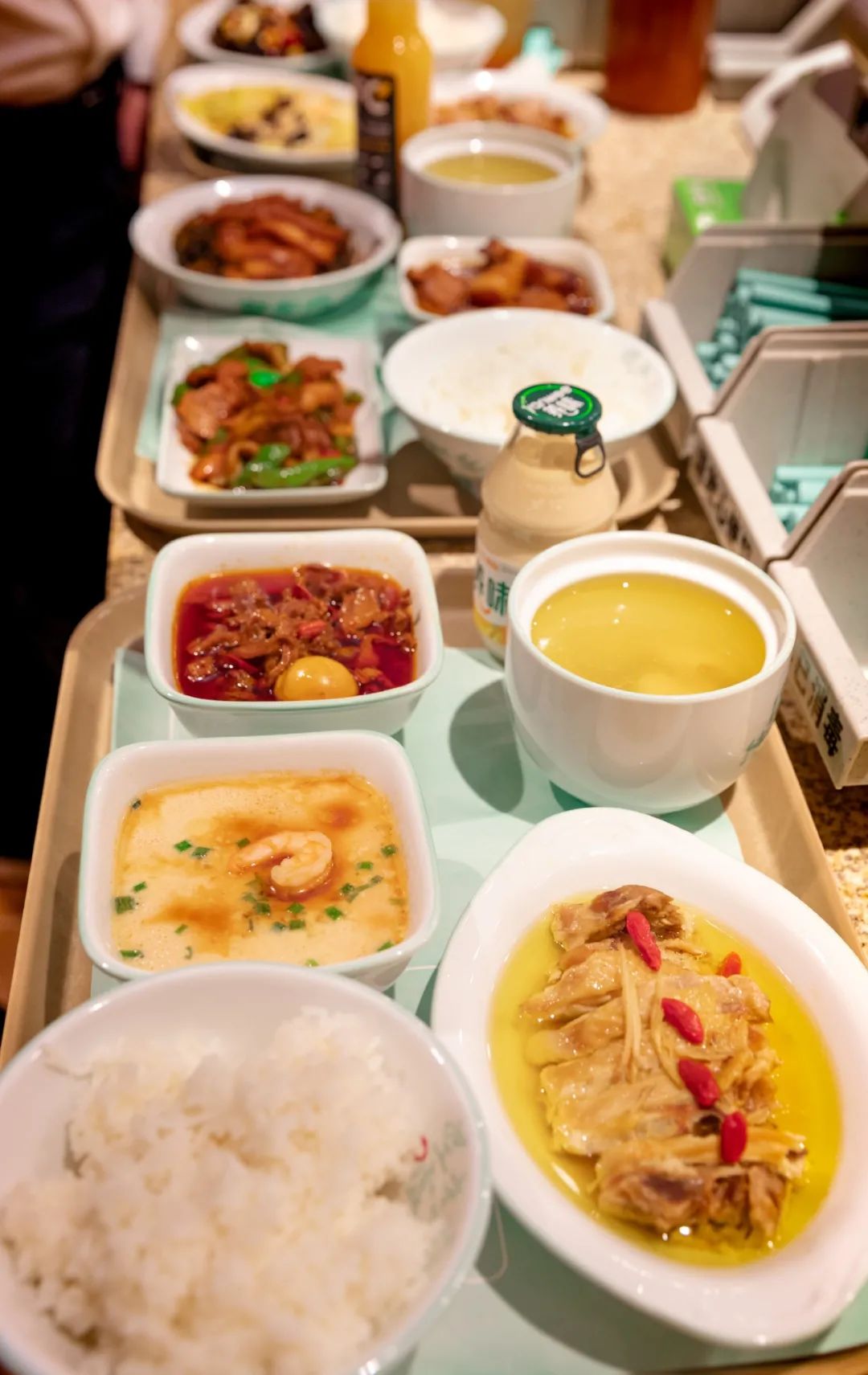 岳云鹏代言的老乡鸡，正在冲入北上广深