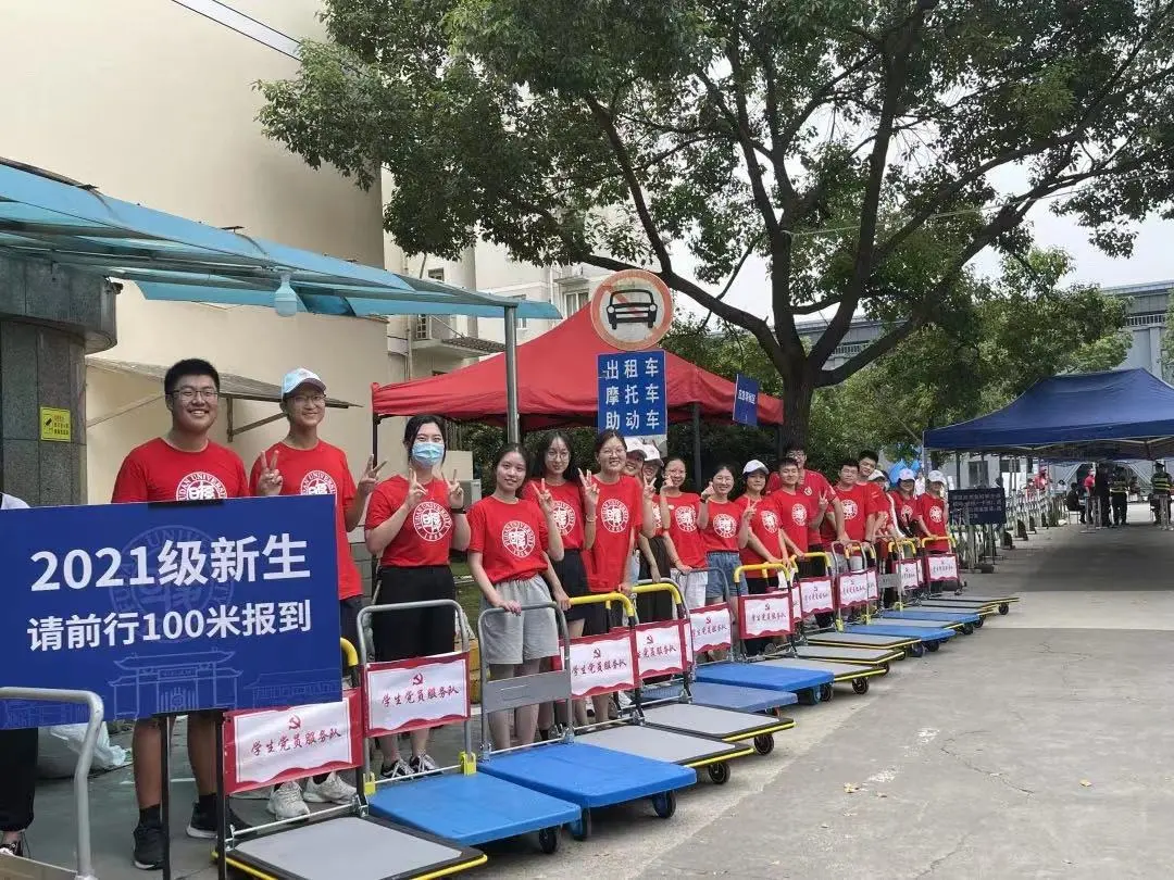 复旦本科新生报到现场！多部门多举措暖心迎萌新！