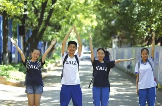 雅礼中学允许染发，没有门禁，依旧有78人考上清北，衡中又被比较