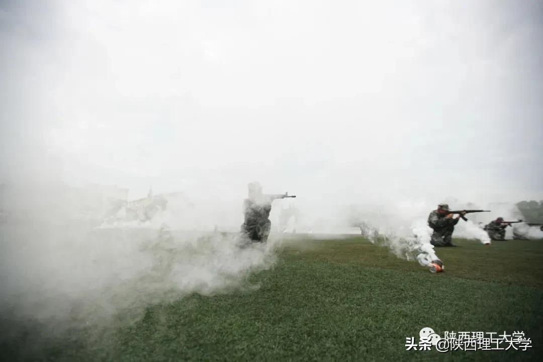 雨中闭幕，2020级军训汇报，请您检阅