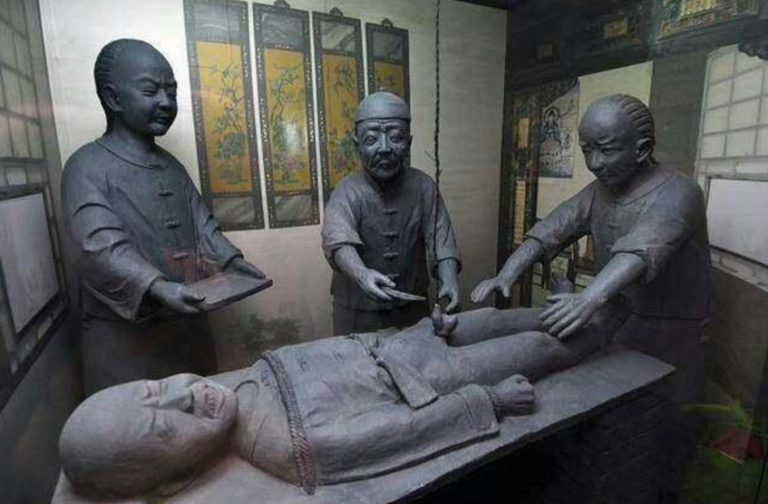 签了生死状之后,那么,刀子匠就要把孩子的眼睛蒙上,把手脚绑在手术床