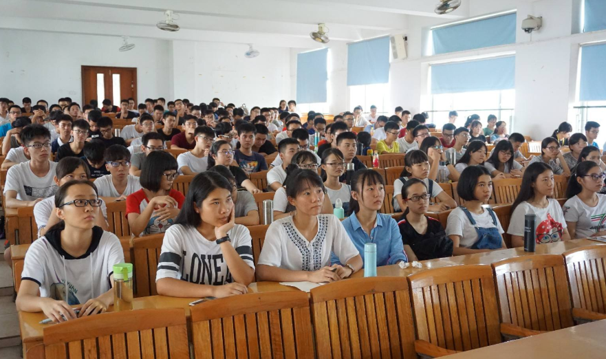 毕业后想要留校任职，除了成绩优秀之外，还需要满足哪些条件？