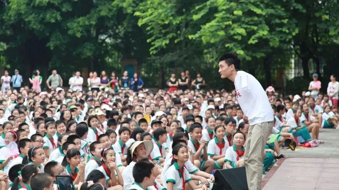 无臂学霸杨孟衡：用脚写字考出文科状元，寒门贵子的开挂人生