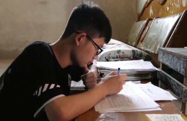 很多农村出身的大学生混得比较差，再怎么努力，也很难实现逆袭？