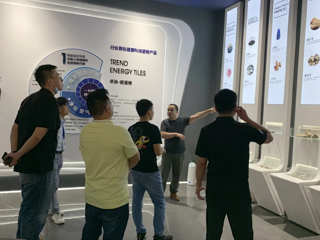 香洲正方控股集团莅临卓远·健康能量砖参观考察