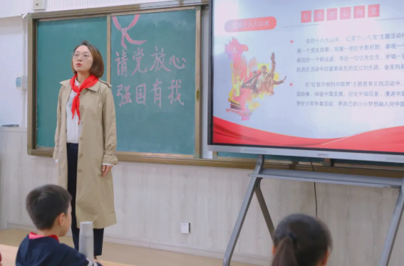 成都市各学校开展“少年先锋队建队日”系列活动