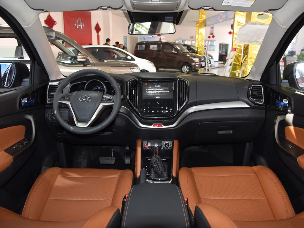 包括细节上的银色装饰条和烤漆面板,都让cx70的内饰氛围达到了同价位