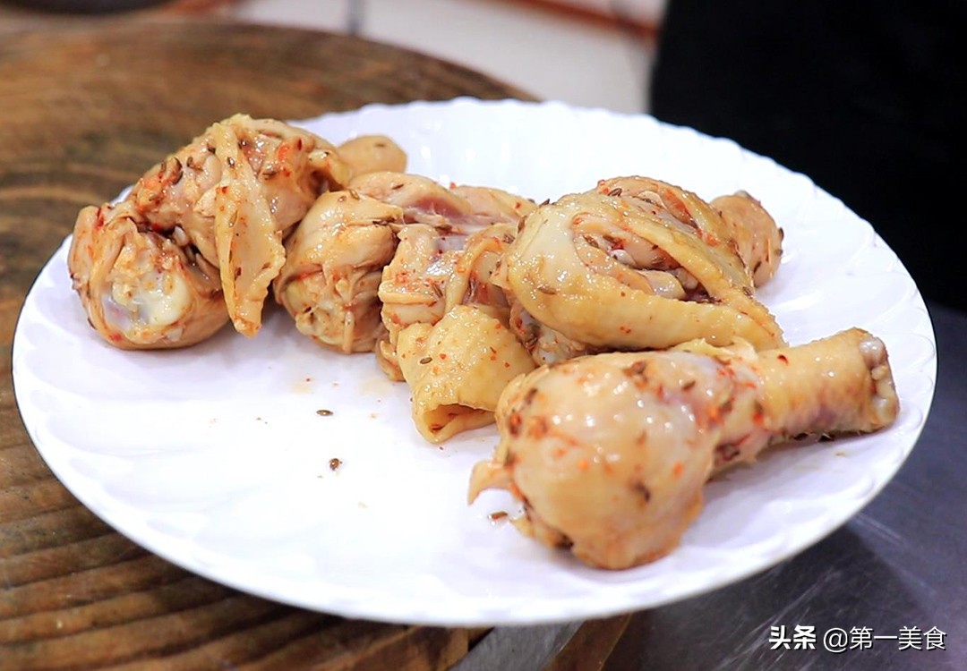 如何炸鸡腿教程（炸鸡腿零难度但却最好吃的做法分享）