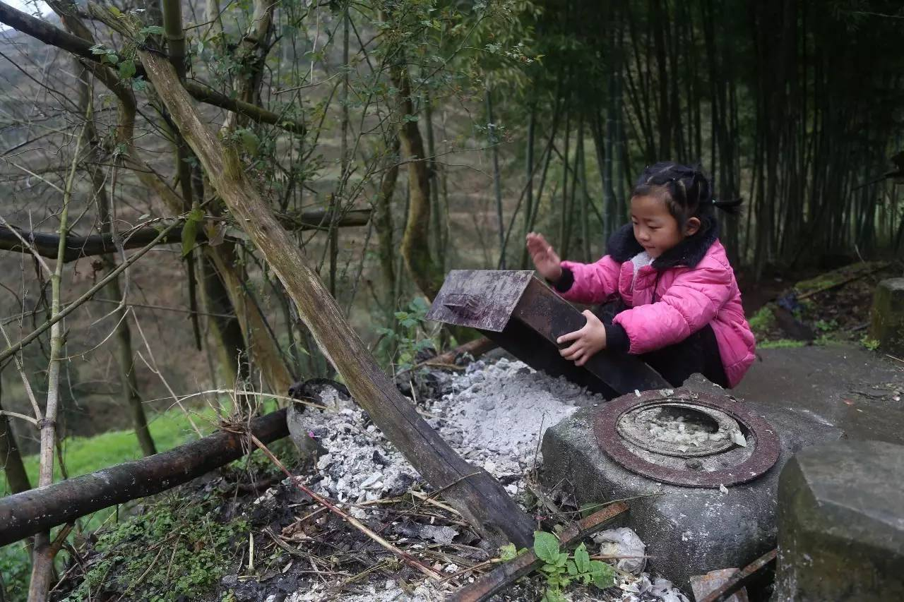 爸坐牢妈失踪，六岁的她撑起三代之家，13亿人为她点赞
