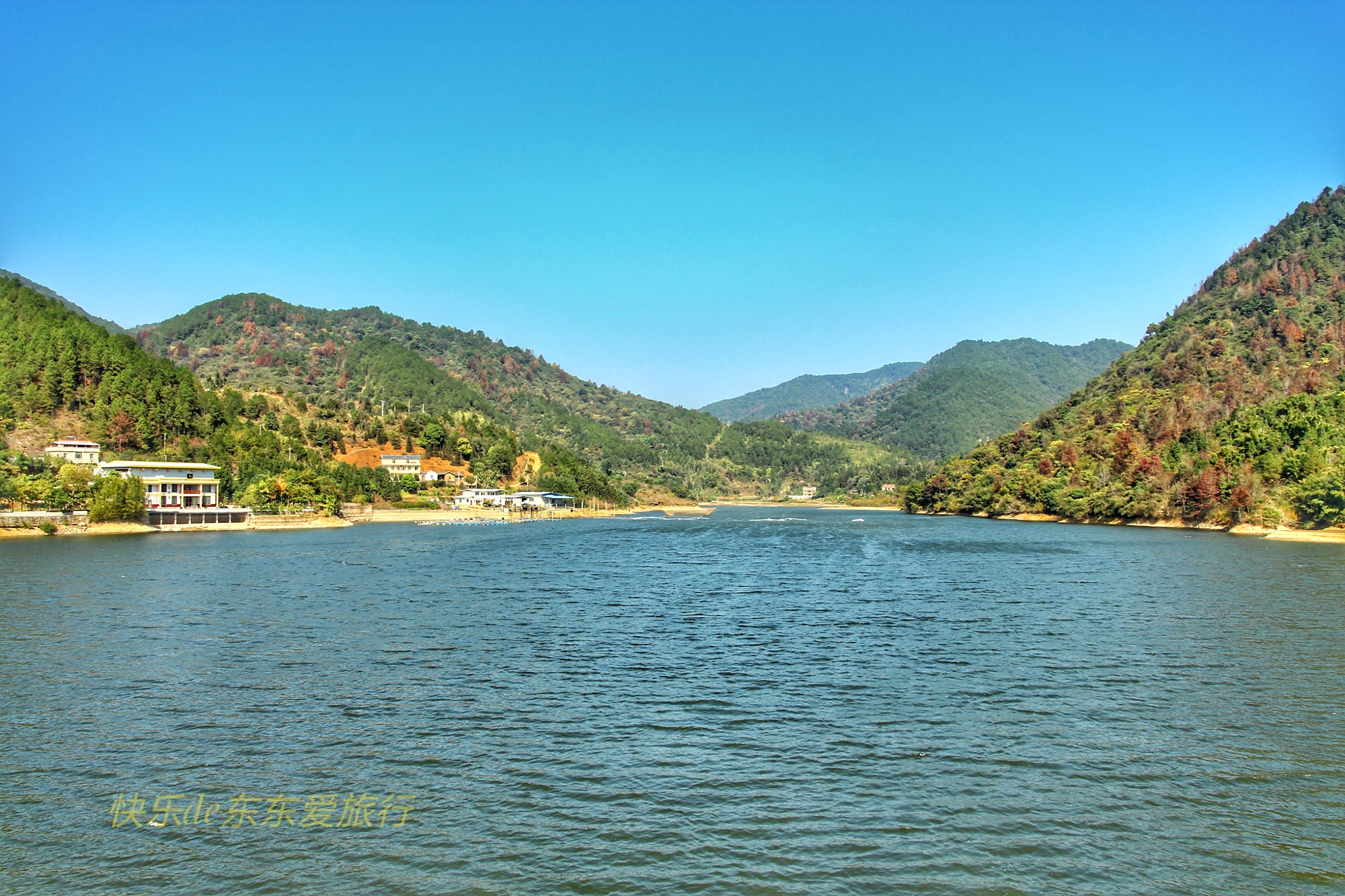 平远东石灵水村,一村两水库,稻田景也美