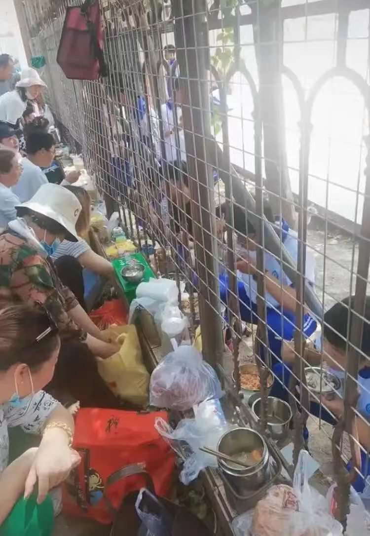 高中校门口成“野餐基地”，家长送饭被质疑，这是在养“巨婴”？