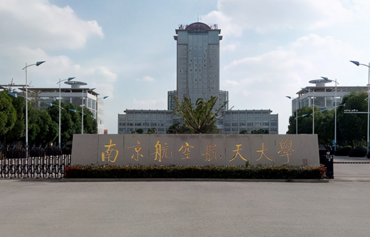 她是高考621分的“理科妹”，在娱乐圈傲视群雄，美貌与才华并存