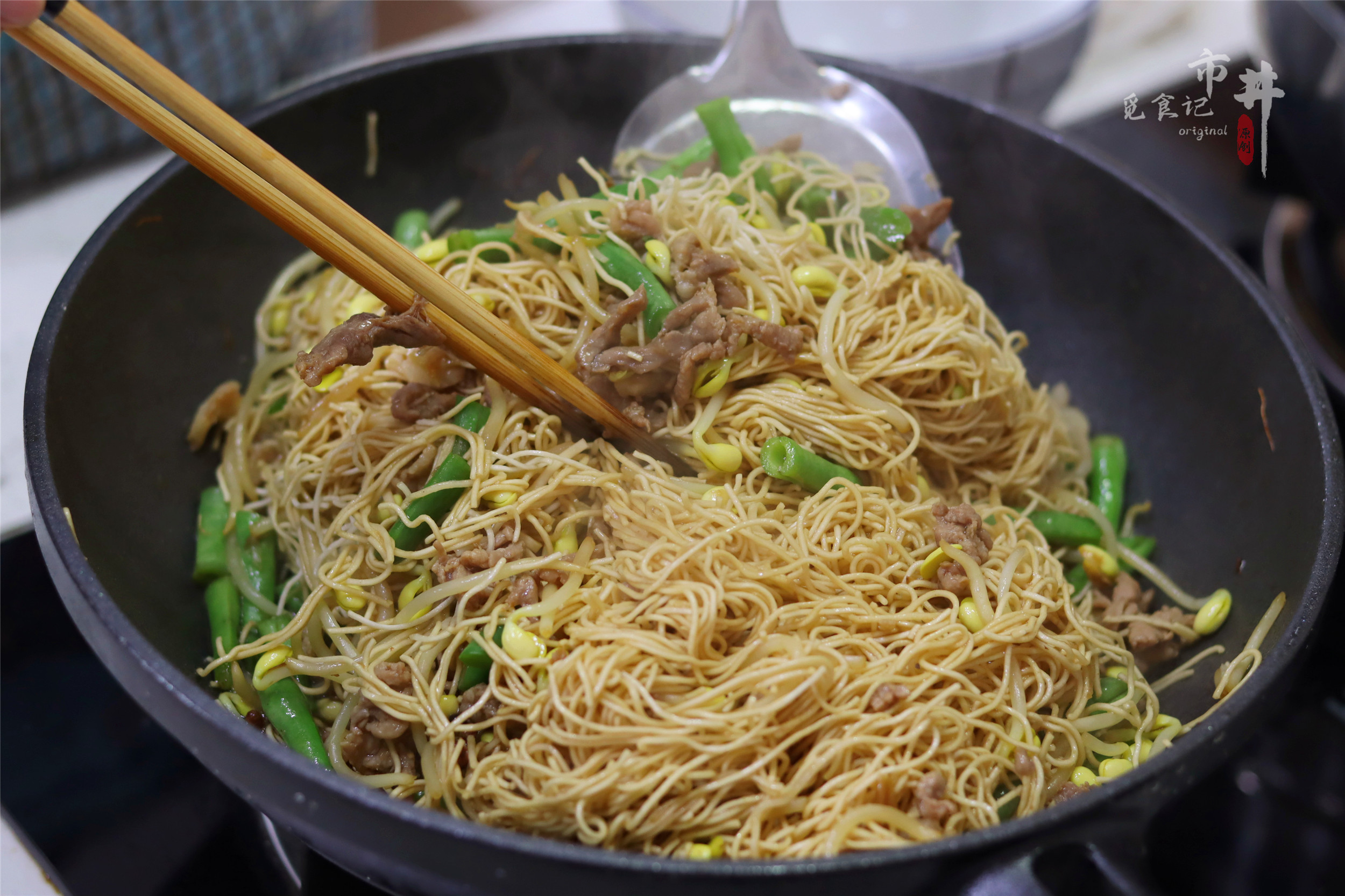 卤面不香，汤面麻烦，学会面条这做法，饭菜一锅出，冷热都好吃
