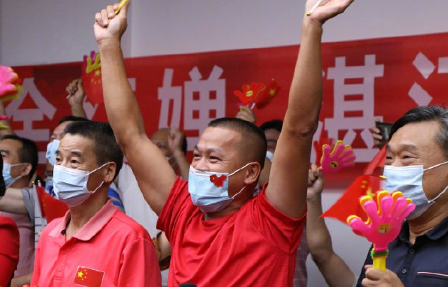 全红婵喜报还立在村口，快两个月都不撤！父亲寄语：要努力读书