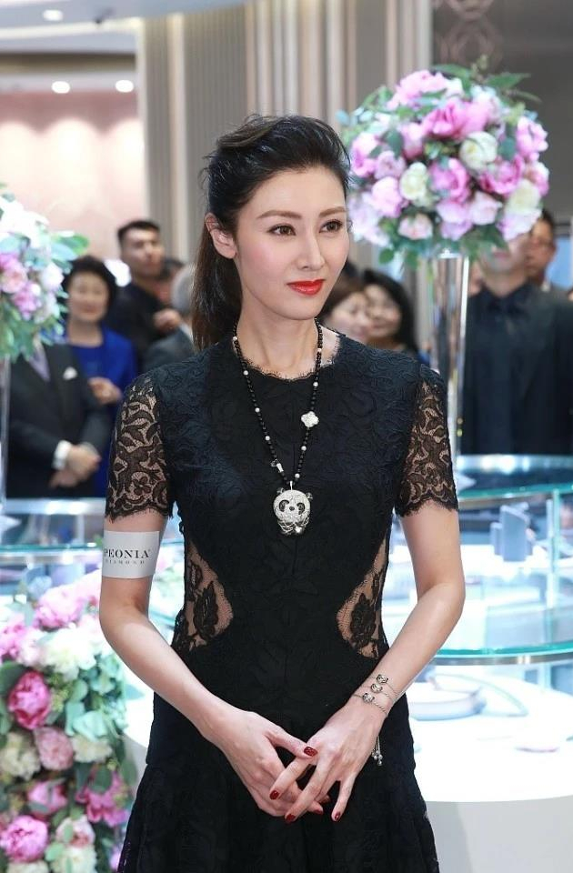 李嘉欣出席活动真高调,穿蕾丝透视裙就算了,钻石手链都连带3条