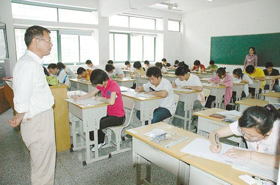 看看华侨孩子分数线就知道了，400分能上北大，这是移民海外原因