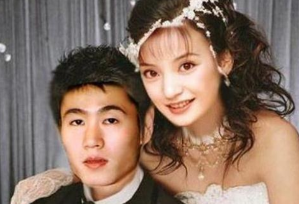 赵薇结婚照在拍完结婚照后赵薇和奥运会乒乓球冠军转身嫁给了一位富商