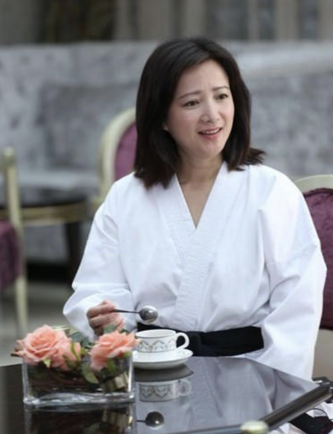 57岁何晴胖得坦荡,穿紧身衣暴露"奶奶肚",骨子里的自信真美