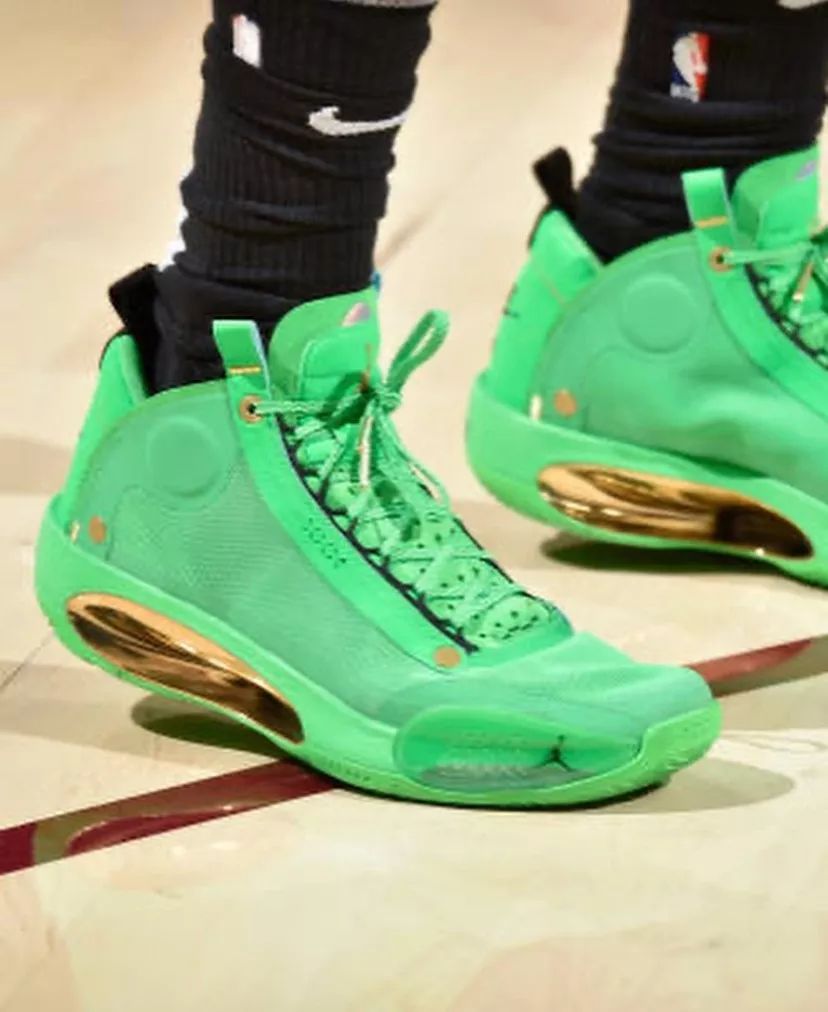 nike shox bb4 pe配色和球鞋都很经典黄蜂队的布里奇斯上脚