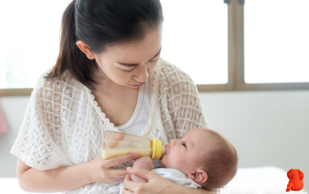 哄“睡渣宝宝”睡觉难如登天，吃着夜奶睡着后，还要叫醒拍嗝吗？